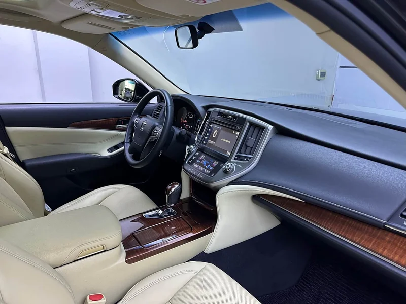 Toyota Crown — фото 11