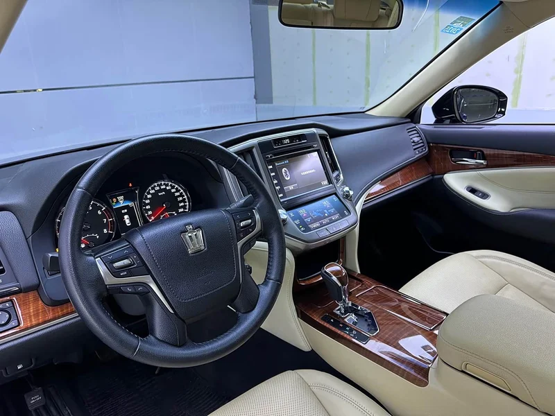 Toyota Crown — фото 10
