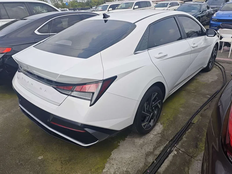 Hyundai Elantra — фото 15