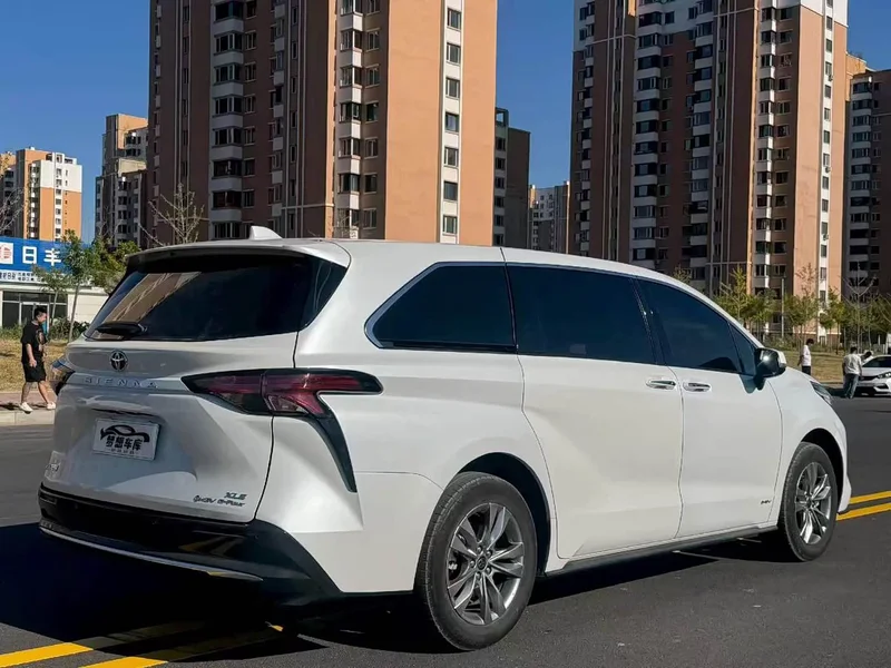 Toyota Sienna — фото 7