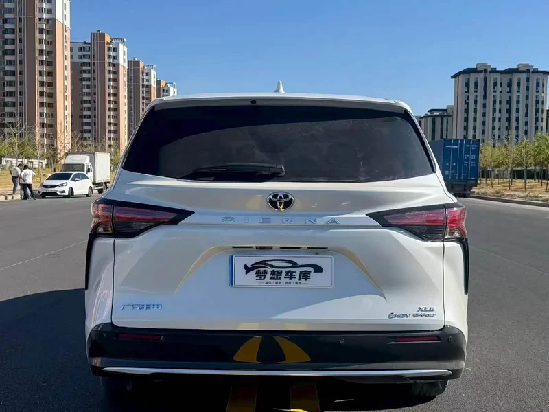 Toyota Sienna — фото 8