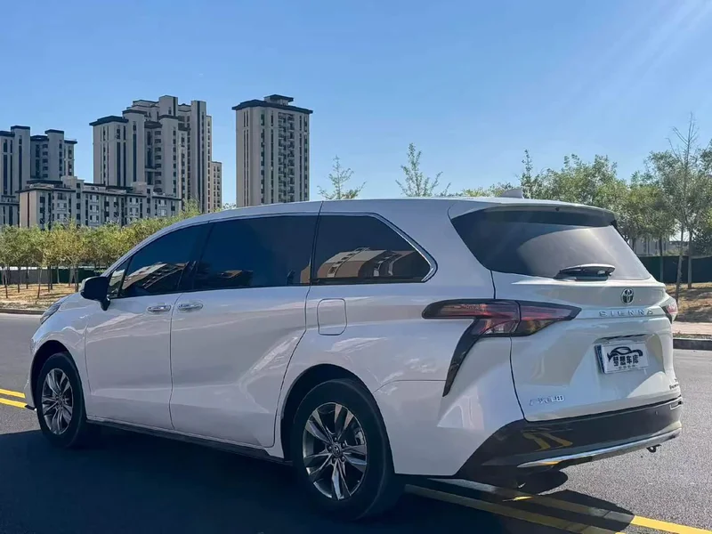 Toyota Sienna — фото 9