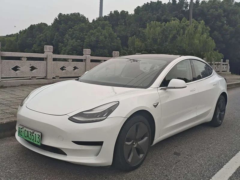 Tesla Model 3 — фото 1