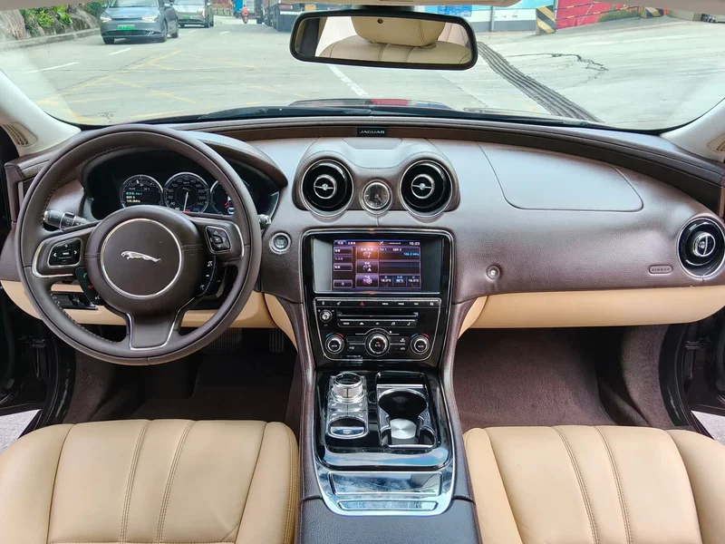 Jaguar XJ — фото 8