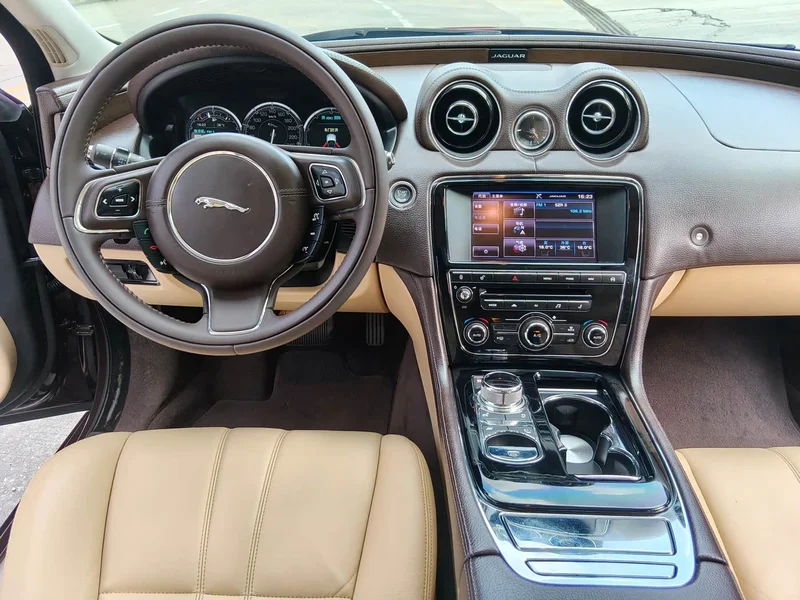 Jaguar XJ — фото 9