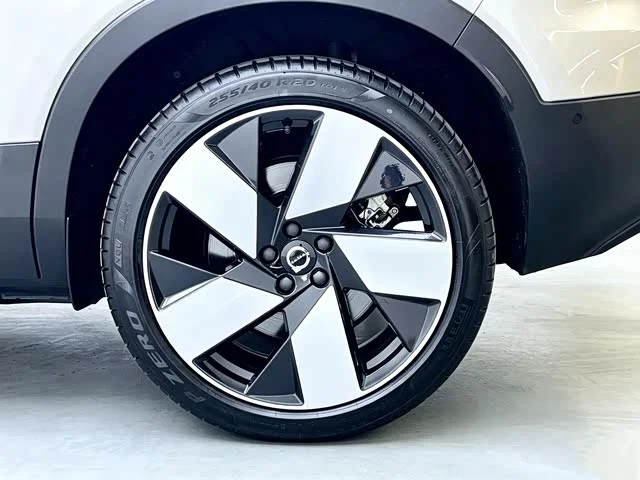 Volvo XC40 New Energy — фото 16