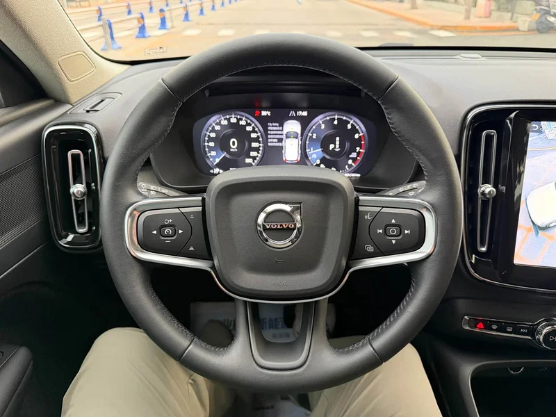 Volvo XC40 — фото 13