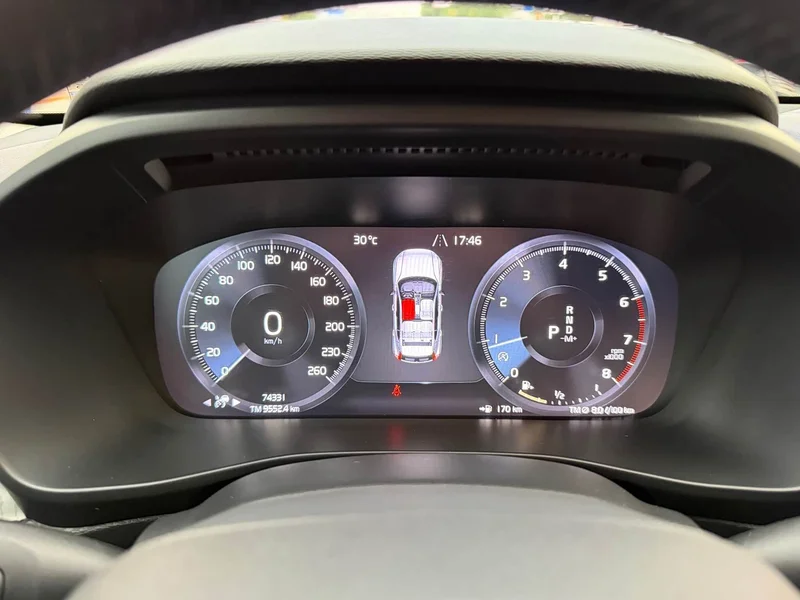 Volvo XC40 — фото 14