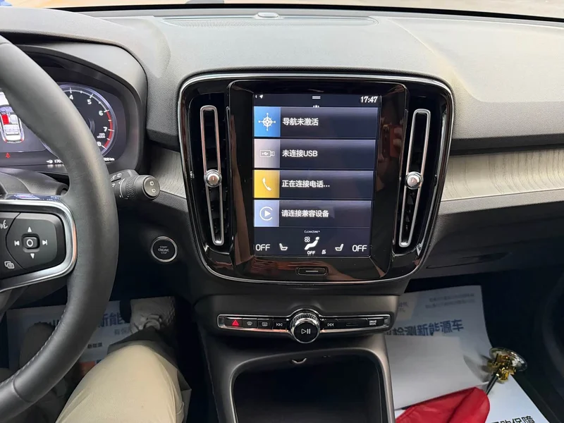 Volvo XC40 — фото 15