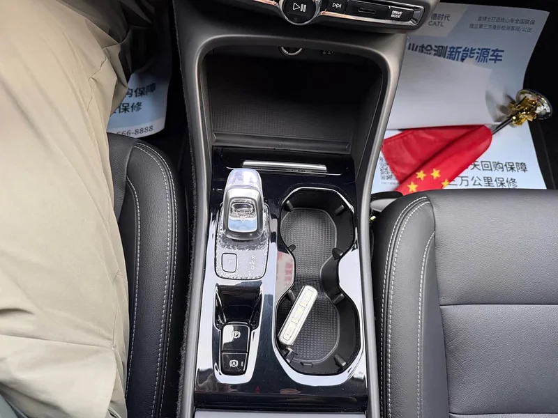 Volvo XC40 — фото 16