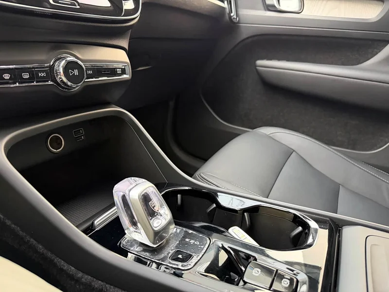 Volvo XC40 — фото 17