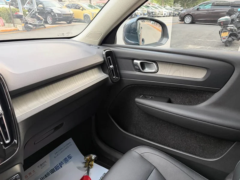 Volvo XC40 — фото 18