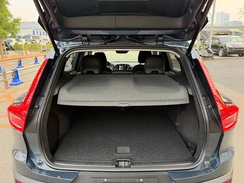 Volvo XC40 — фото 19