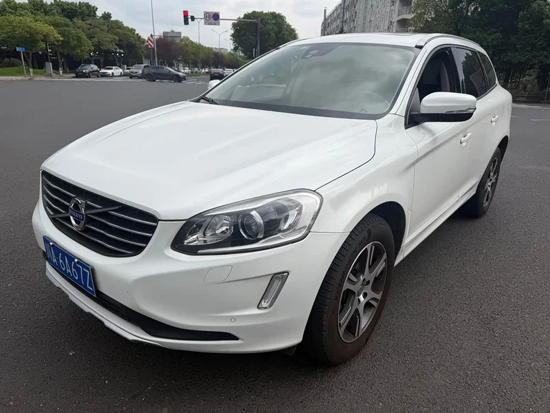 Volvo XC60 — фото 1