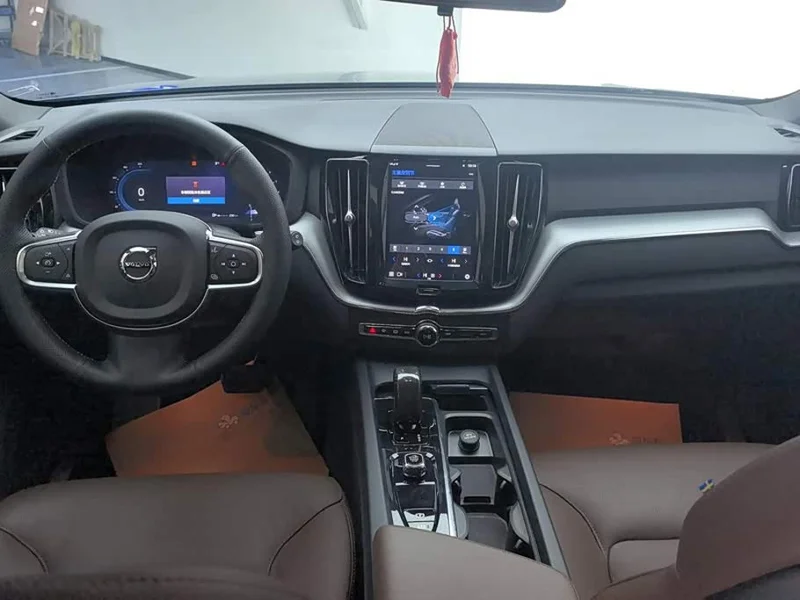 Volvo XC60 — фото 12