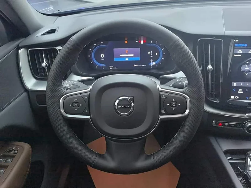 Volvo XC60 — фото 15