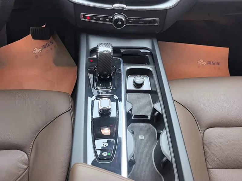 Volvo XC60 — фото 16