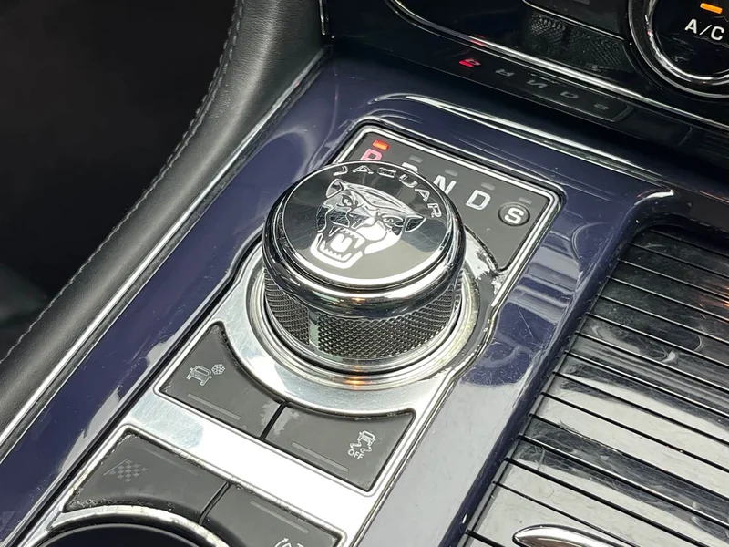 Jaguar XJ — фото 30