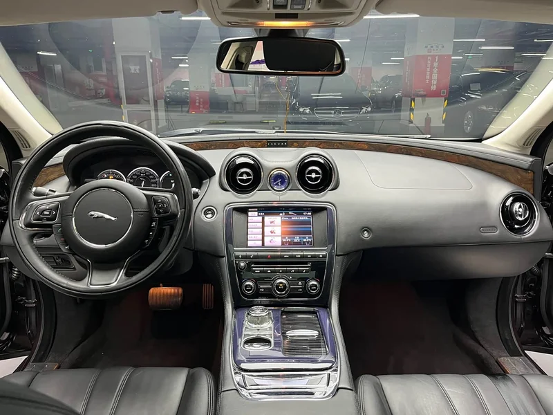 Jaguar XJ — фото 31