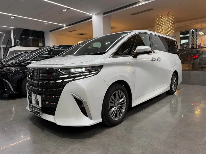 Toyota Alphard — фото 1