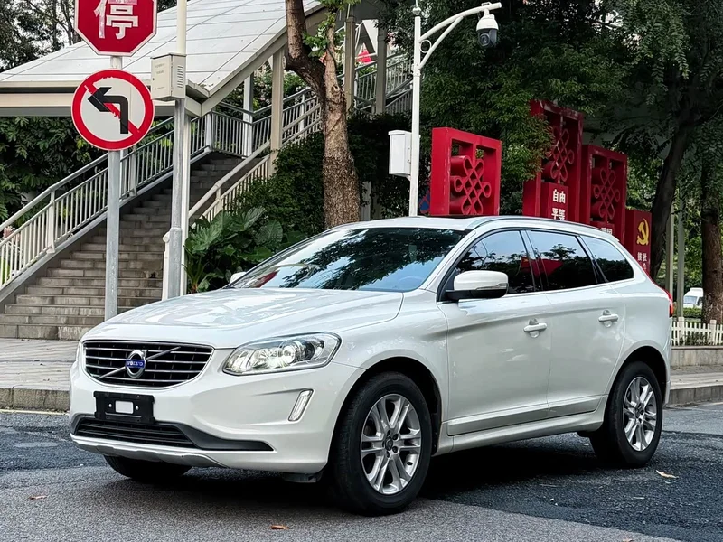 Volvo XC60 — фото 1