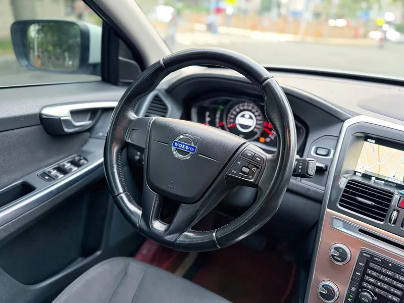 Volvo XC60 — фото 12