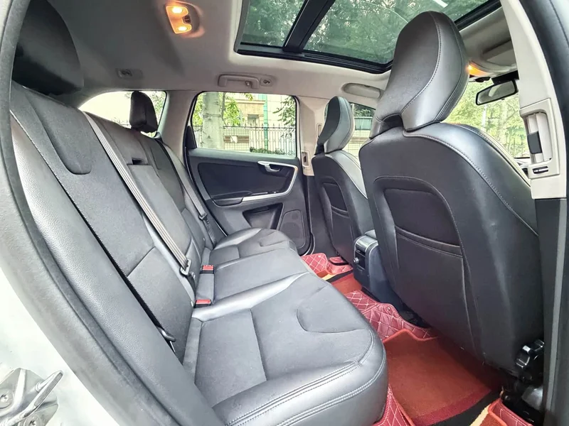 Volvo XC60 — фото 17