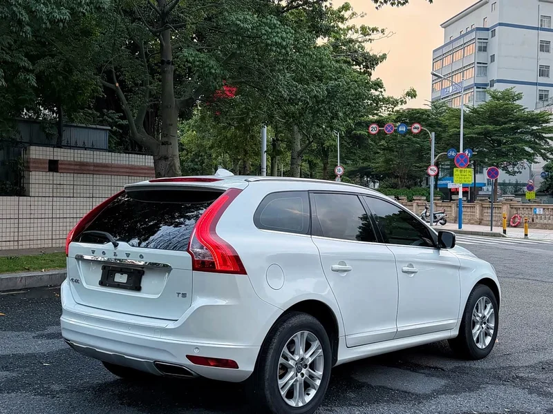 Volvo XC60 — фото 7