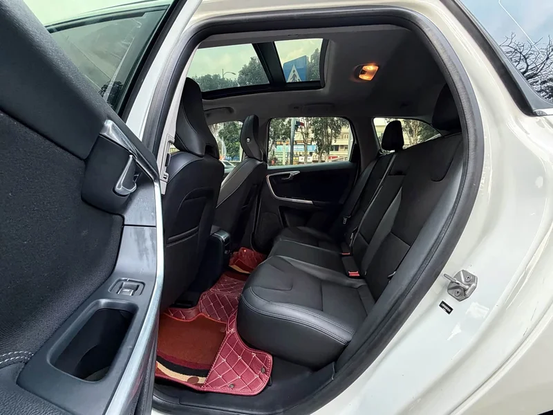 Volvo XC60 — фото 10