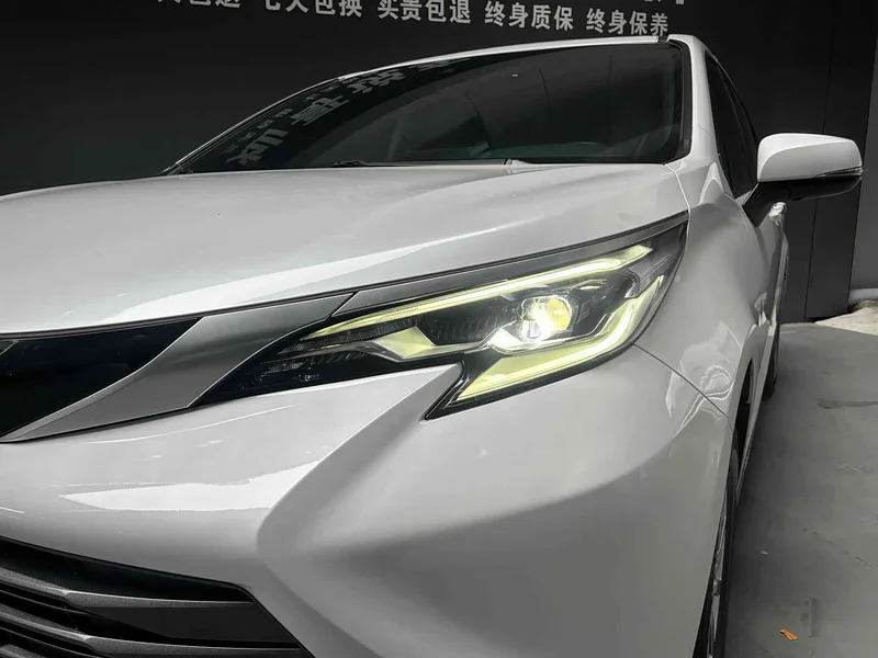 Toyota Sienna — фото 2