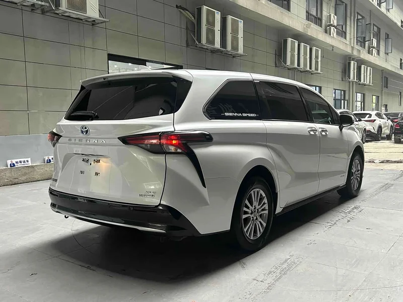 Toyota Sienna — фото 3