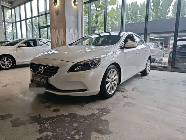 Volvo V40 — фото 1