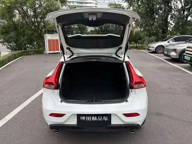 Volvo V40 — фото 12
