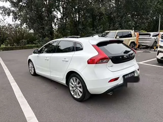 Volvo V40 — фото 10