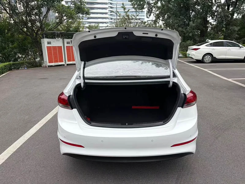 Hyundai Elantra Sport — фото 14
