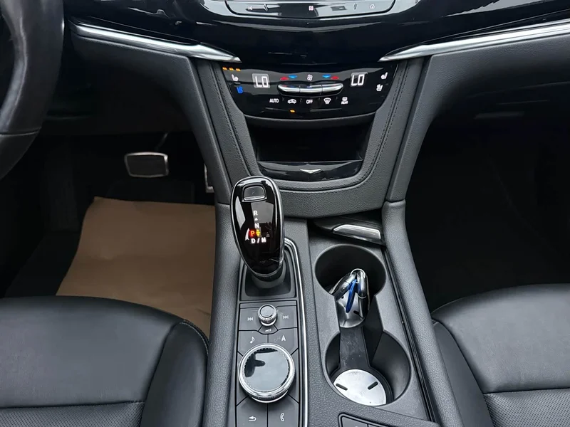 Cadillac XT6 — фото 12