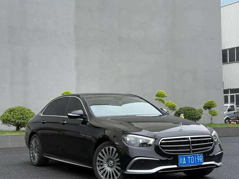 Mercedes-Benz E-Class — фото 1