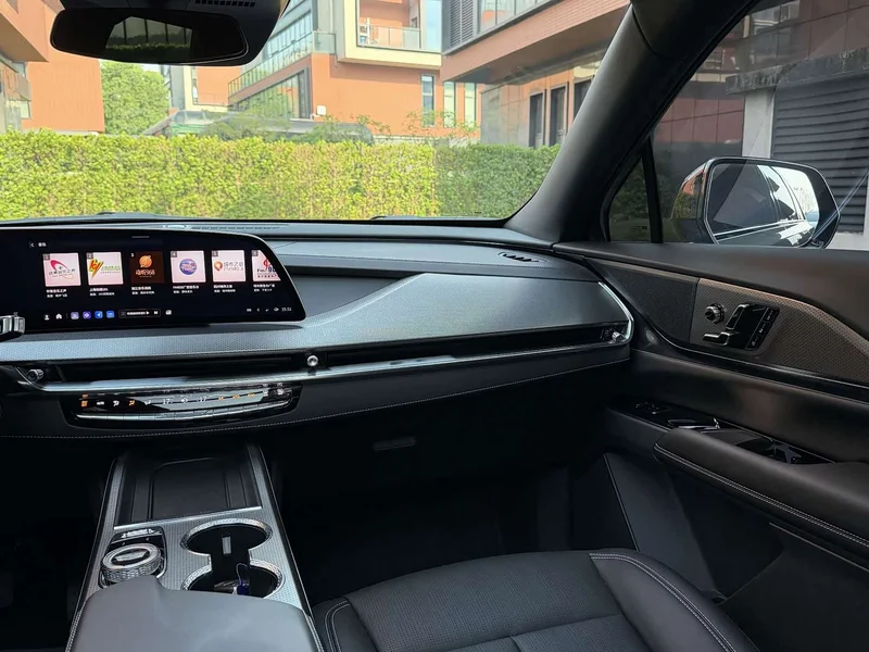 Cadillac XT5 — фото 14