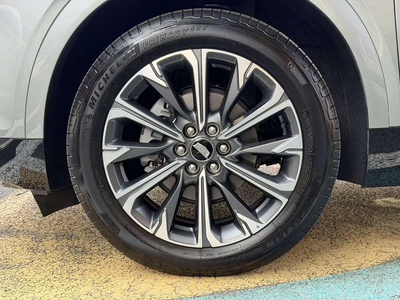 Cadillac XT5 — фото 8