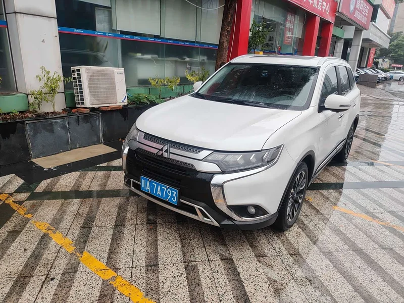 Mitsubishi Outlander — фото 1