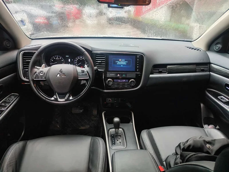 Mitsubishi Outlander — фото 8