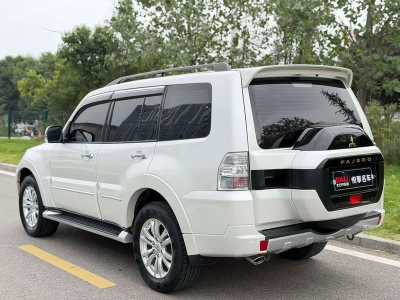 Mitsubishi Pajero (Imported) — фото 7