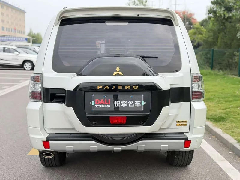 Mitsubishi Pajero (Imported) — фото 8