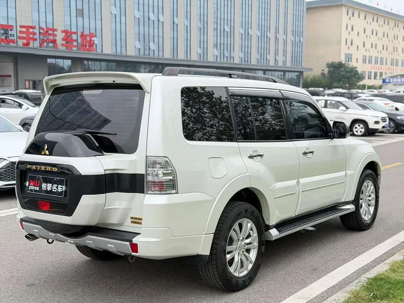 Mitsubishi Pajero (Imported) — фото 9