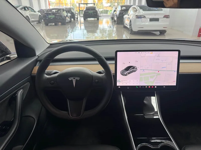 Tesla Model 3 — фото 7