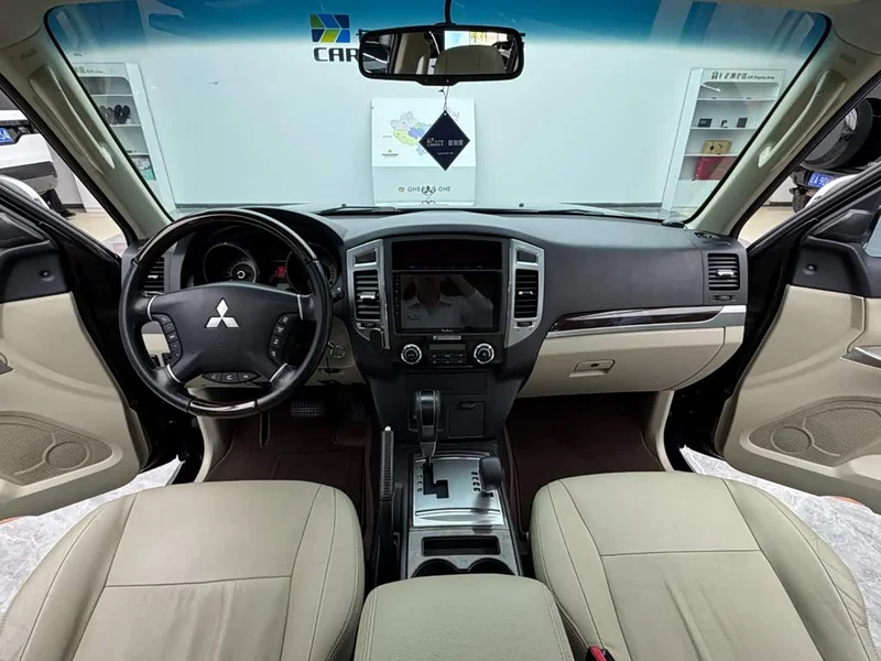 Mitsubishi Pajero (Imported) — фото 11