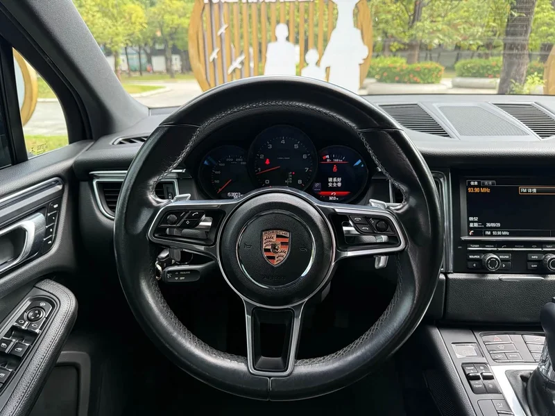 Porsche Macan — фото 14