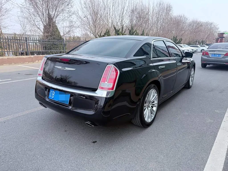 Chrysler 300C — фото 12