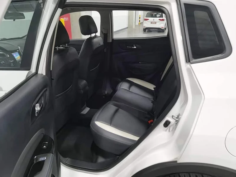 Changan CS15EV — фото 15