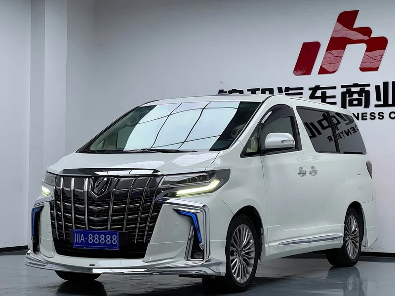 Toyota Alphard — фото 1
